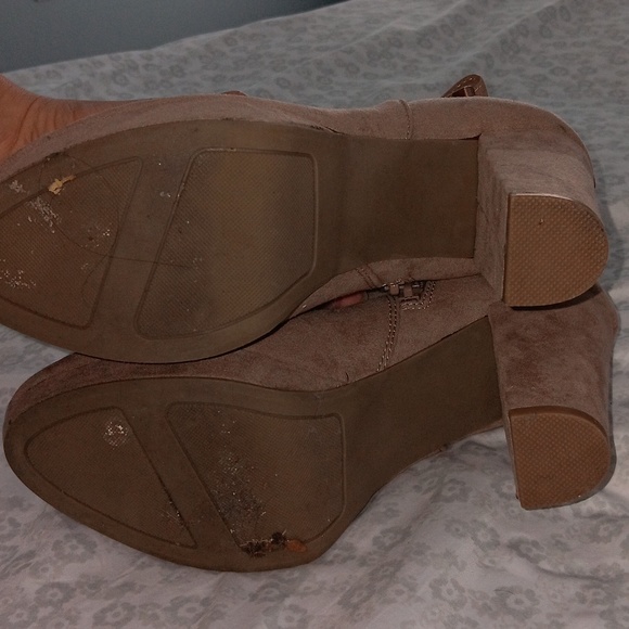 Cute tan suede boots - Picture 10 of 11